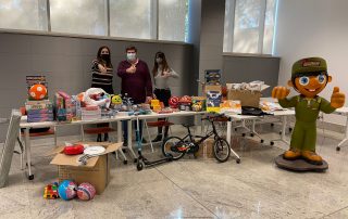 Grupo Soledad dona sacos de dormir y juguetes para personas en riesgo de exclusión